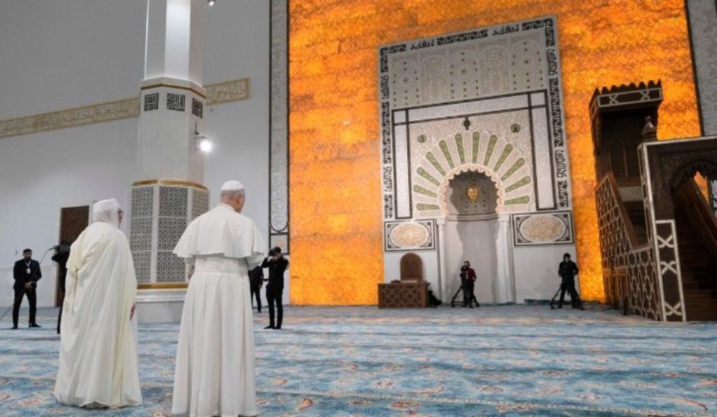 León XIV en la Gran Mezquita de Argel junto a Mohamed Mamoun Al Qasimi.