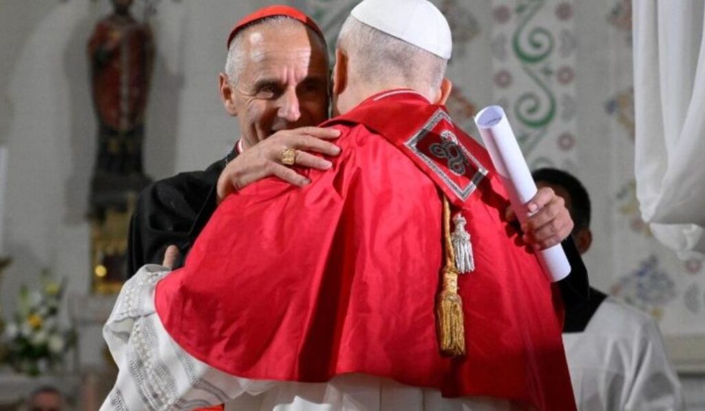 El Papa abraza al cardenal Jean-Paul Vesco, arzobispo de Argel.