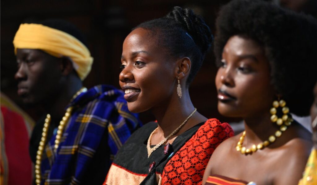Católicas africanas escuchan al Papa.
