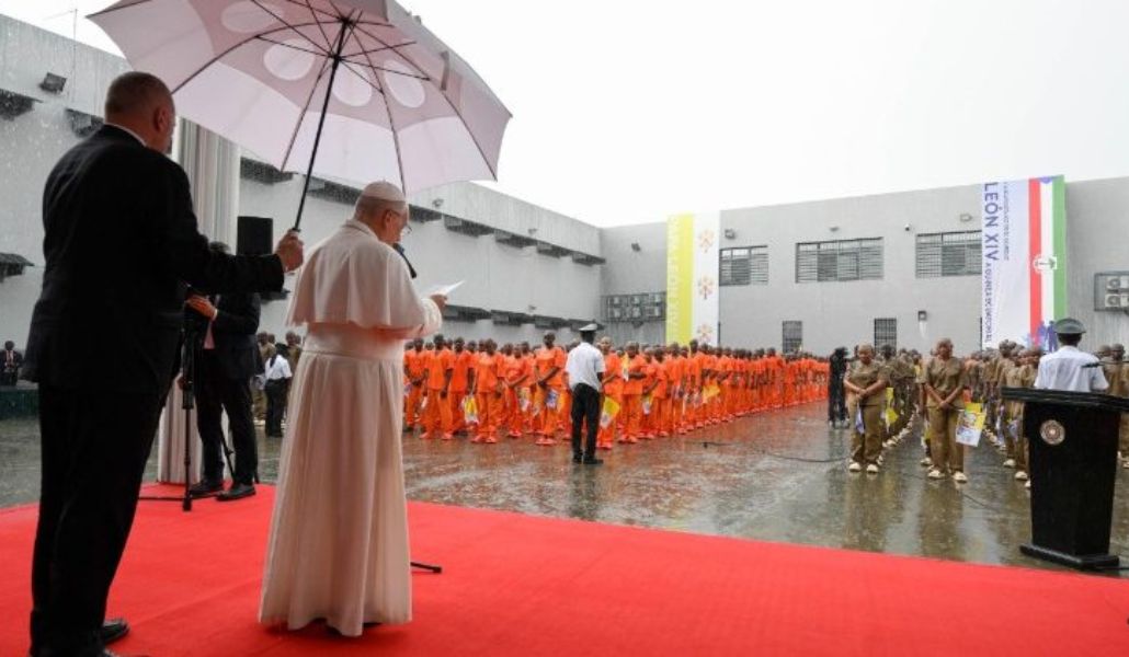 Los presos de la cárcel de Bata forman en uniforme para la visita de León XIV bajo la lluvia.