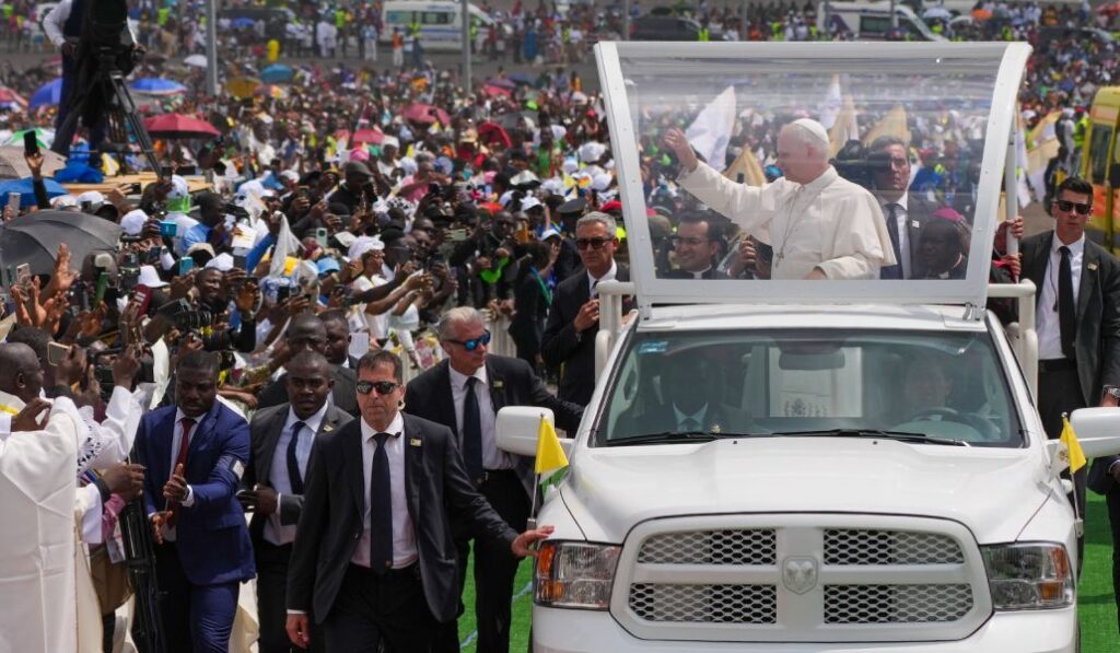 El Papa entra en papamóvil en el estadio de Duala.