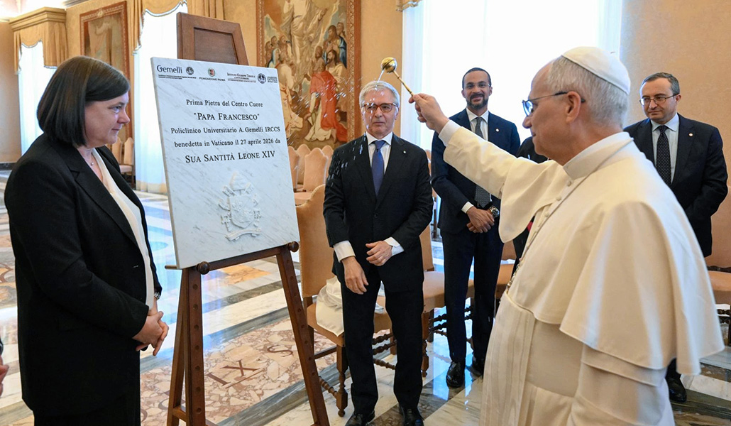 León XIV bendice la primera piedra del Centro Corazón Papa Francisco.