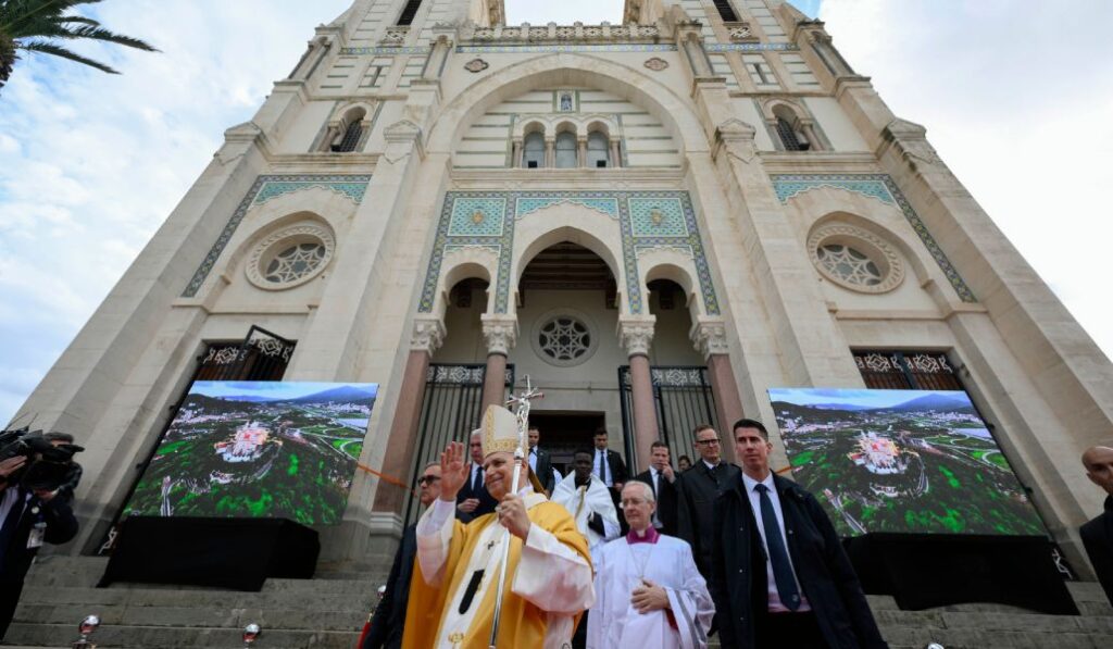 El Papa en la fachada exterior de la basílica de San Agustín.