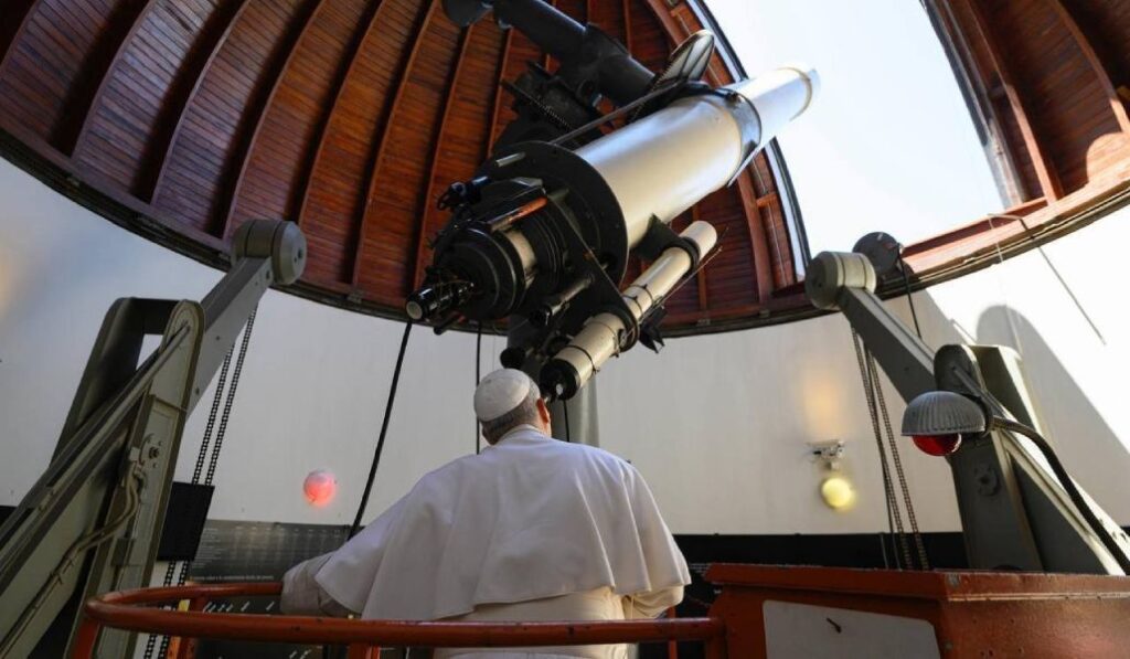 El Papa con el telescopio de Specola Vaticana en Castel Gandolfo.