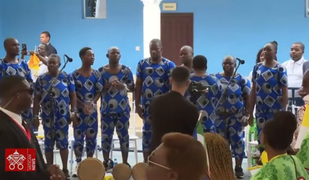 Internos cantan uan canción al Papa en el Hospital Psiquiátrico Jean Pierre Olie de Malabo.