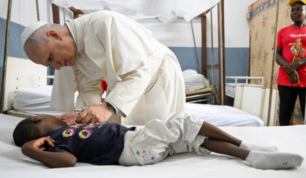 León XIV visita a un niño interno en el hospital católico Saint Paul de Duala.