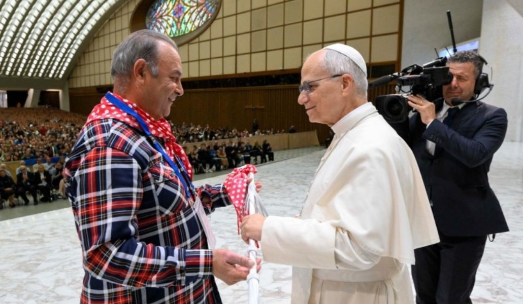 Rafa entregó a León XIV una vara de patriarca de forma improvisada.