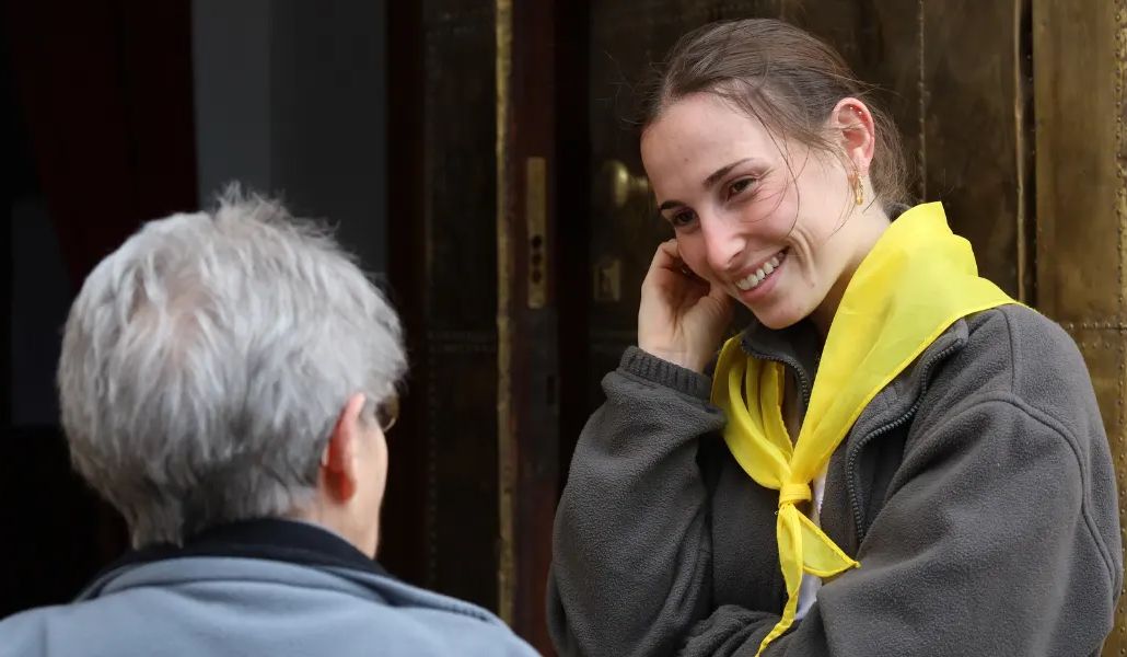 Una chica del Regnum Christi escucha a una persona mayor en Benetússer, provincia de Valencia.