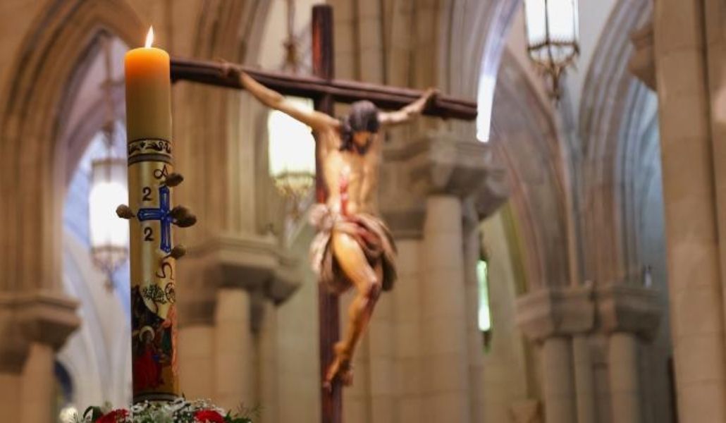 Crucifijo en la catedral de la Almudena.