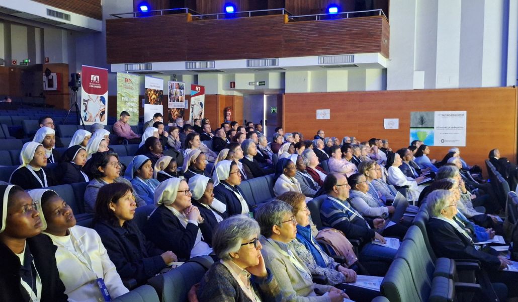 Religiosos y religiosas en el teatro de los salesianos de Paseo de Extremadura en la Semana Nacional de Vida Consagrada.