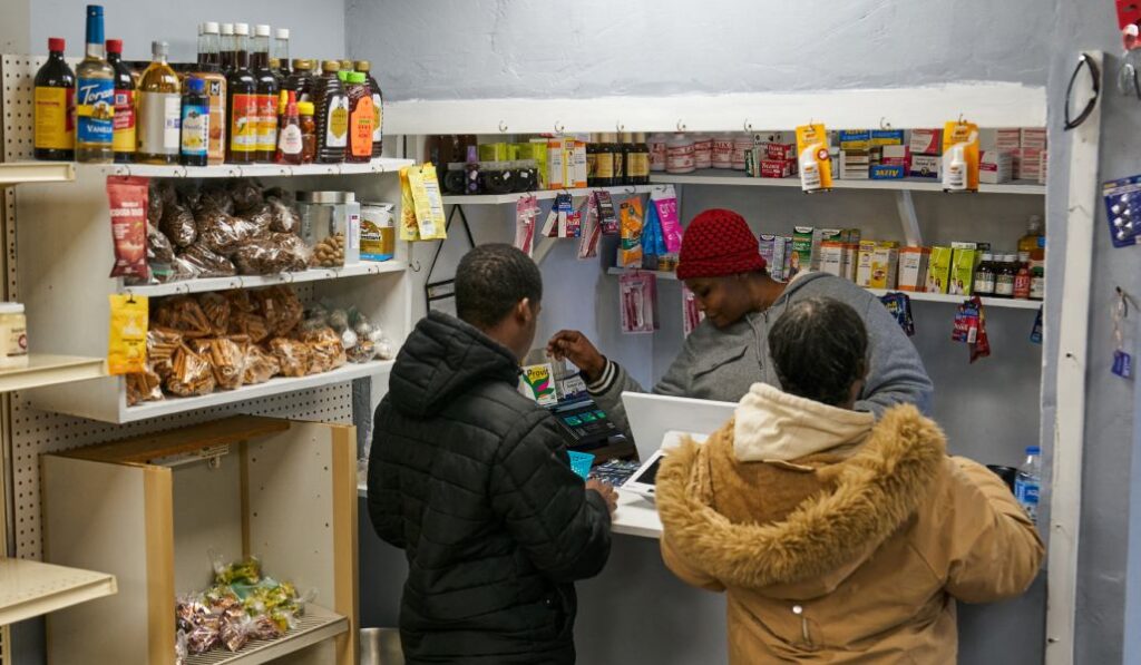 Usuarios haitianos de un banco de alimentos de Ohio, en Estados Unidos.