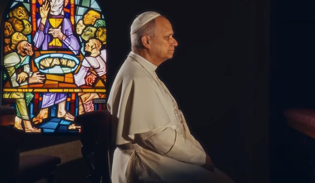 El Papa rezando en su vídeo con las intenciones para mayo.