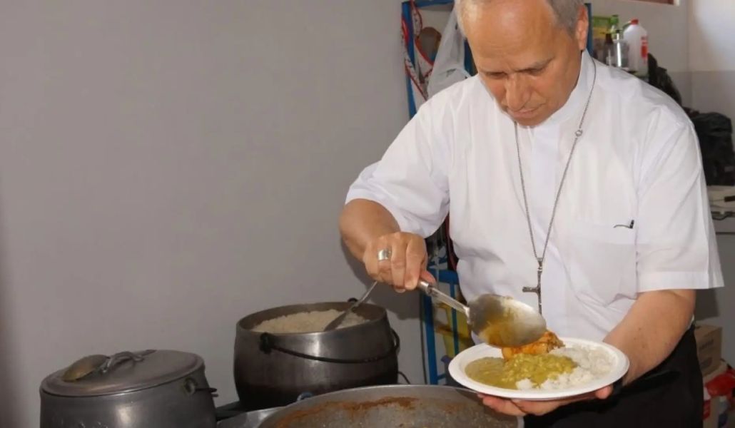 León XIV sirviéndose un plato de comida durante su tiempo como obispo de Chiclayo.