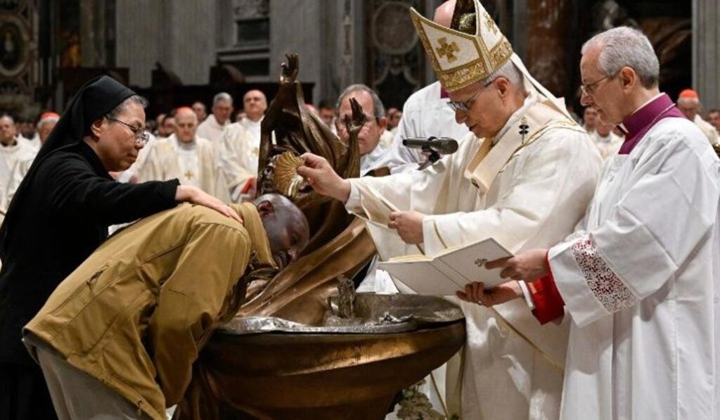 El Papa bautiza a uno de los catecúmenos.