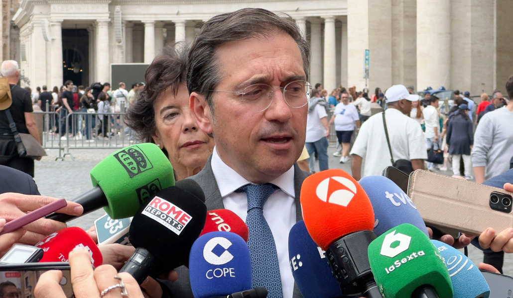 Albares atendiendo a los medios de comunicación.