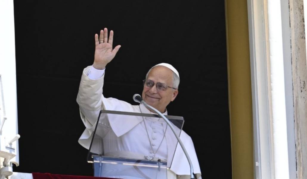 El Santo Padre saluda desde la ventana del Palacio Apostólico.