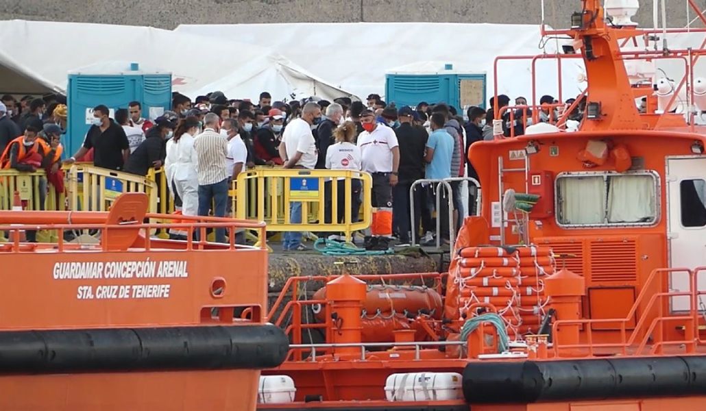 Migrantes desalojados del muelle de Arguineguín.