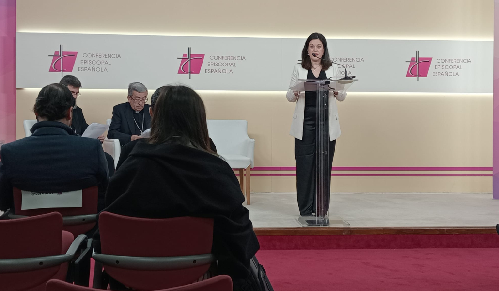 Carolina Bueno leyendo el informe.