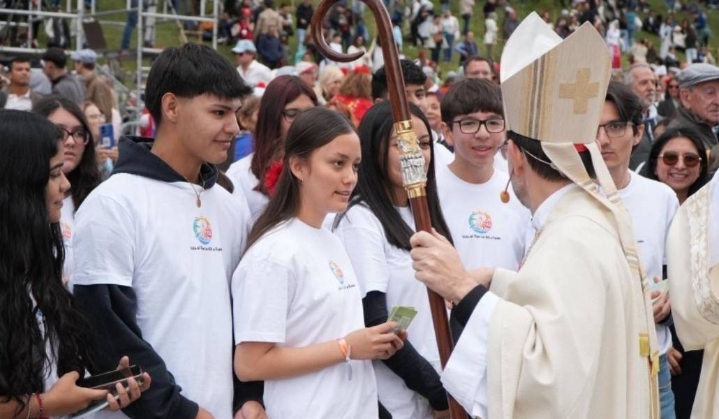 El cardenal saludó a los jóvenes en la pradera.