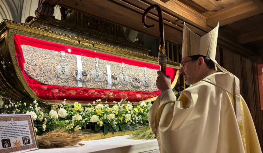 El cardenal Cobo ante los restos del santo.