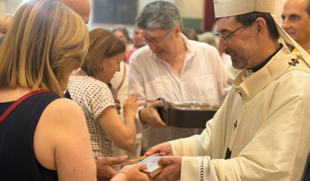 El arzobispo ha entregado un obsequio a los matrimonios.