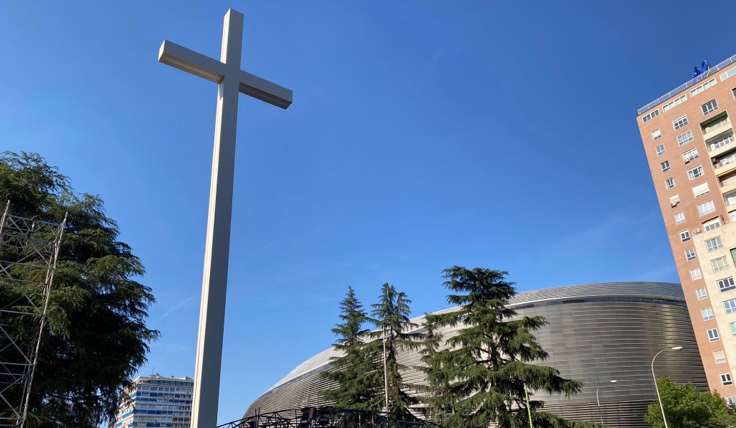 La cruz al lado del estadio Santiago Bernabéu.