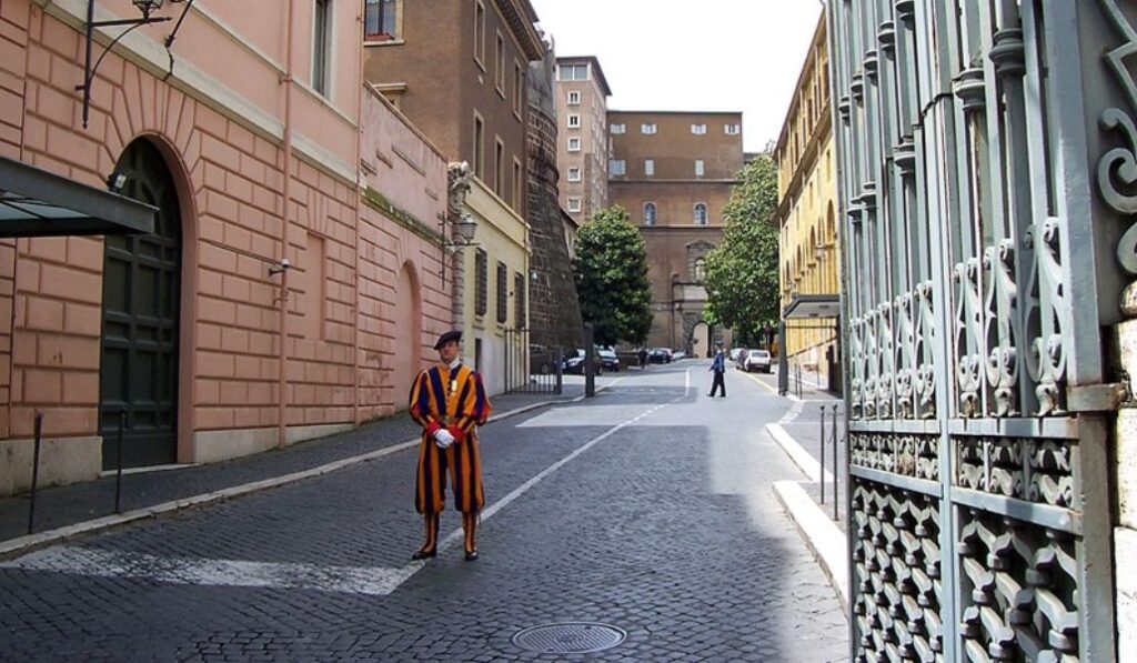 Un guarda suizo en la puerta de Santa Ana del Vaticano.