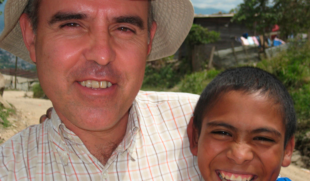 El trabajo con niños es clava en la misión de Larrosa.