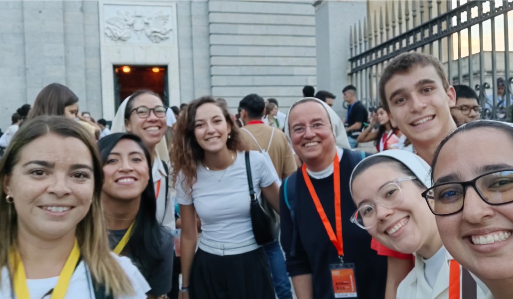 López-Barrajón (tercera por la derecha) con jóvenes en la Almudena.