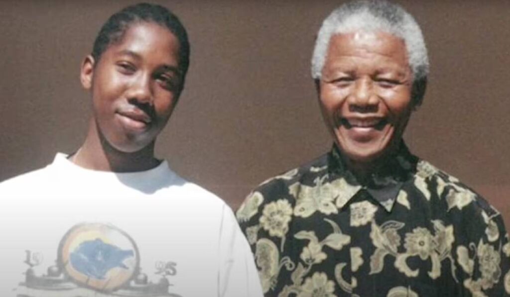 Ndaba con su abuelo, Nelson Mandela.