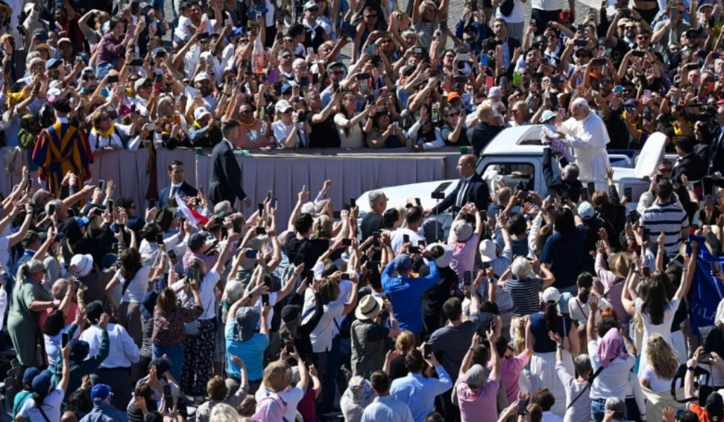 El Papa saluda a los fieles durante la audiencia.