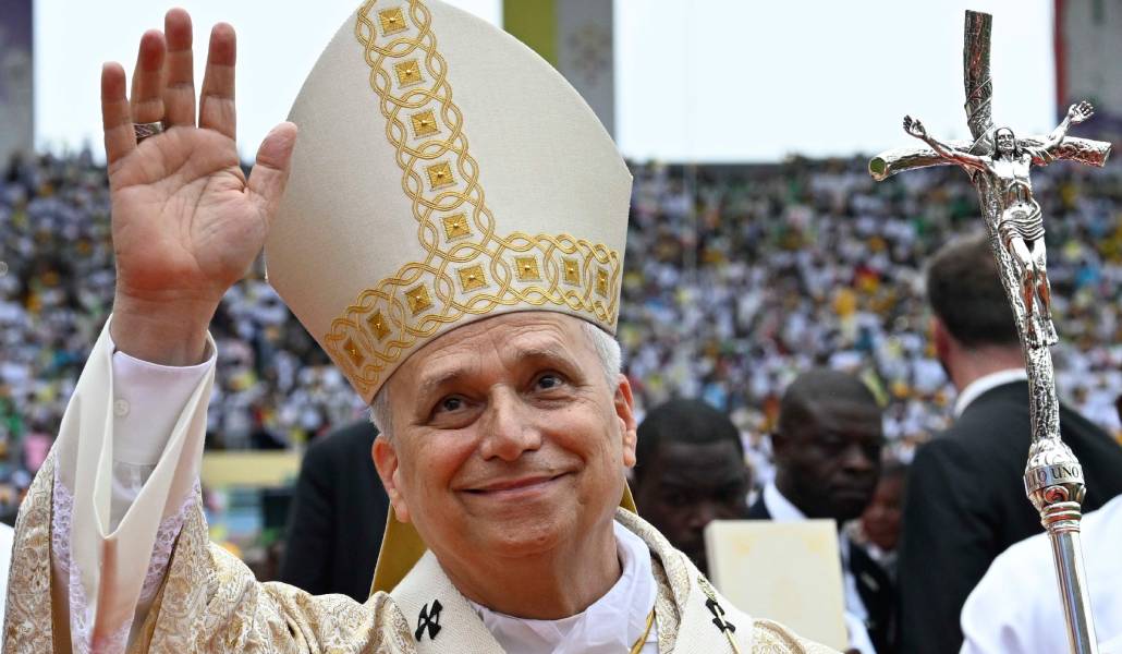 El Papa ya lució su nueva férula en su viaje a África.