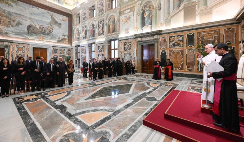 El Papa se dirige a los participantes del coloquio interreligioso.