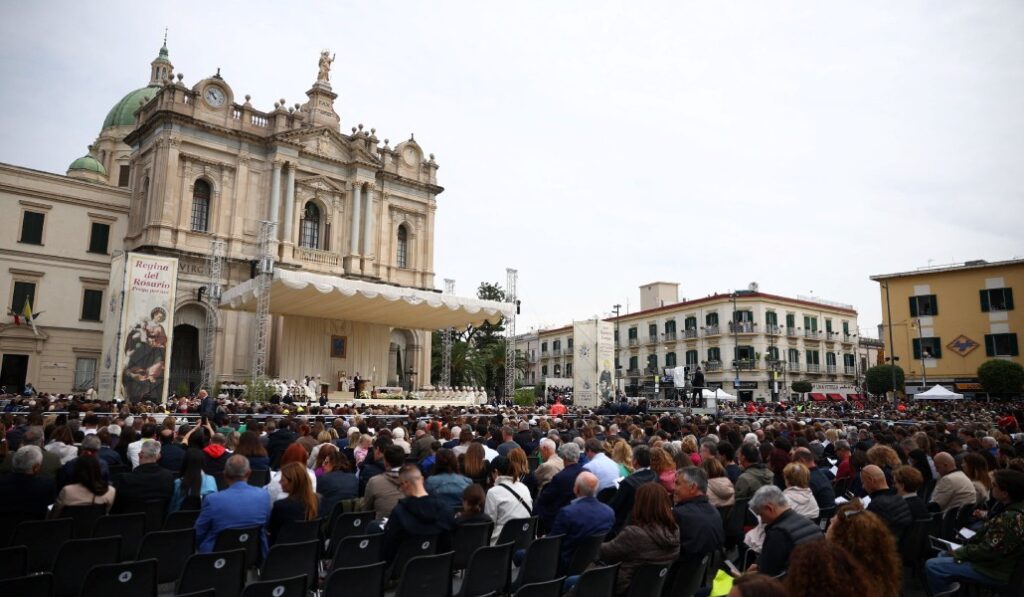 Vista de la plaza delante del santuario, donde se ha celebrado la Misa.
