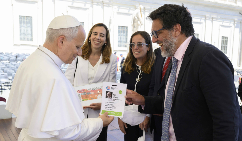 El Papa recibiendo su acreditación.