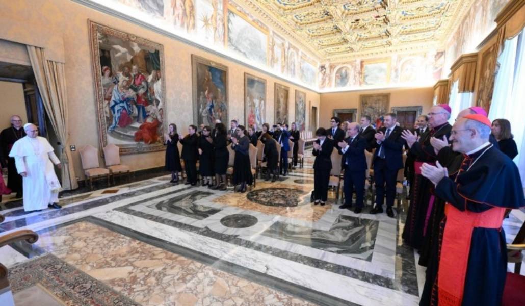 León XIV llega al encuentro sobre educación y salud mental.