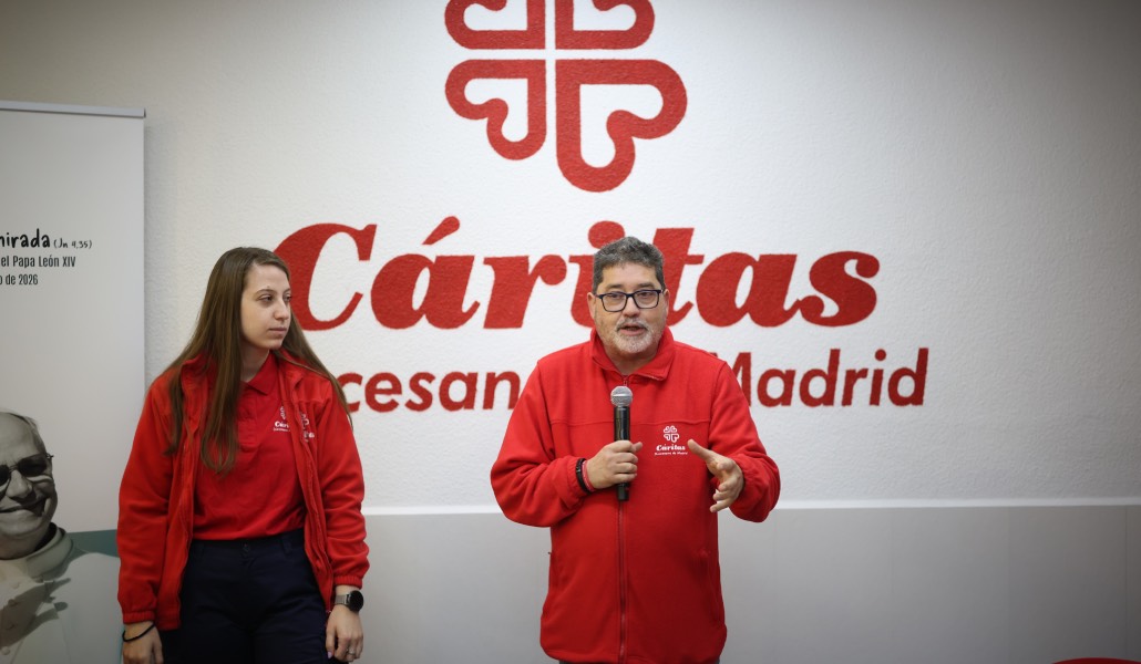 Gómez-Escalonilla se dirige a la prensa durante la visita.