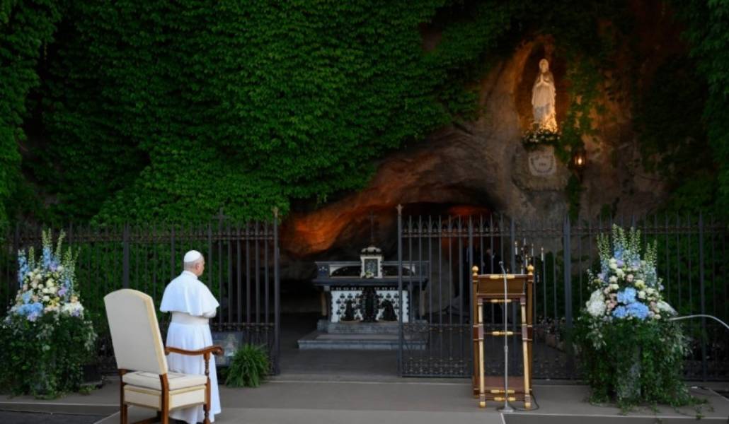 El Papa se dirige a María en la gruta vaticana.