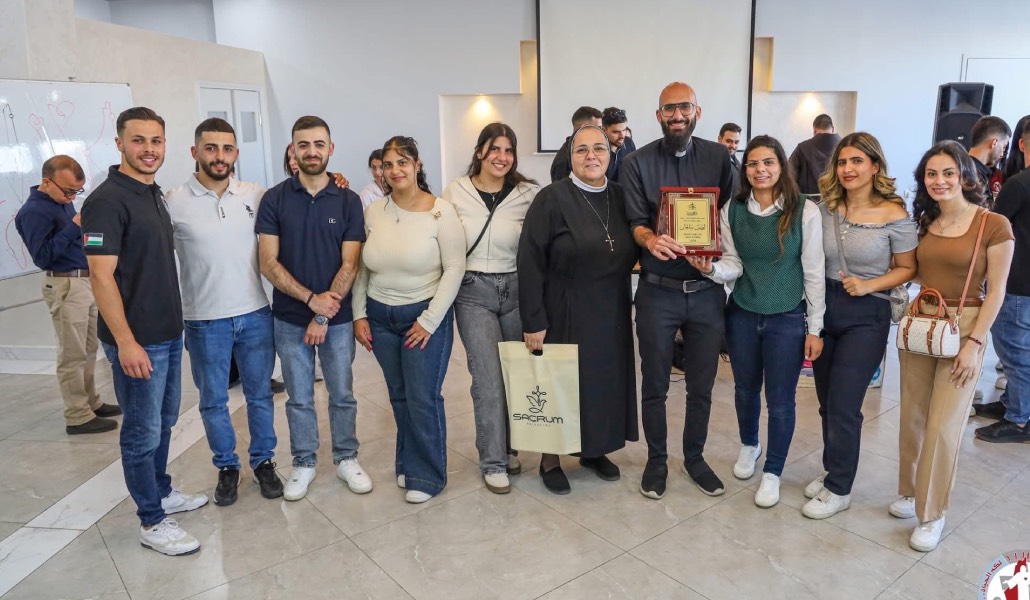 Salman con jóvenes.