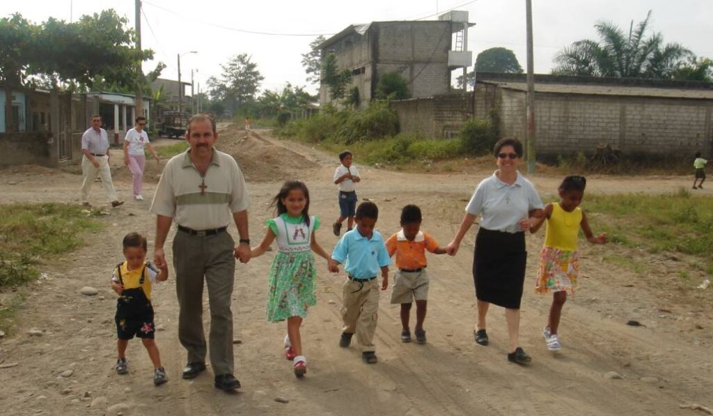 Pedro M. Salado y una de las religiosas del hogar, con varios niños.