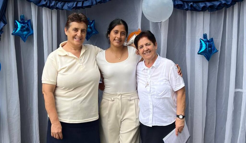 La joven con las hermanas Rosita y Juani.