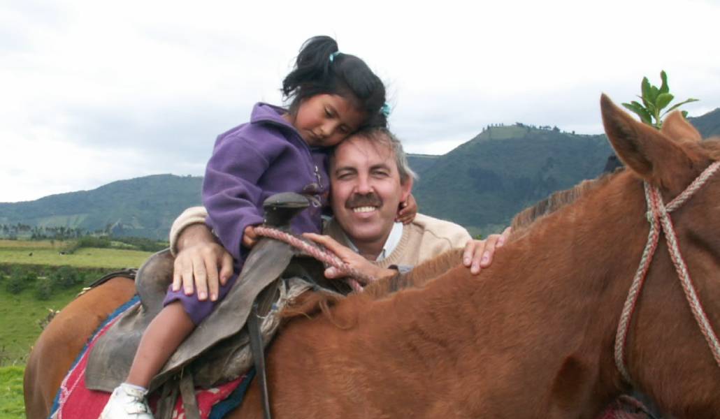 Selena, de niña, con el hermano Pedro Salado.
