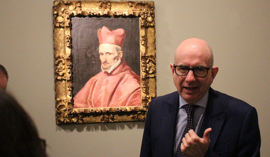 El comisario Benito Navarrete Prieto explica la pintura del cardenal Gaspar de Borja y Velasco, famosa por haber sido atribuida a Diego Velázquez.