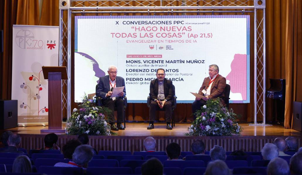 El obispo auxiliar Vicente Martín estuvo en la inauguración de la jornada.