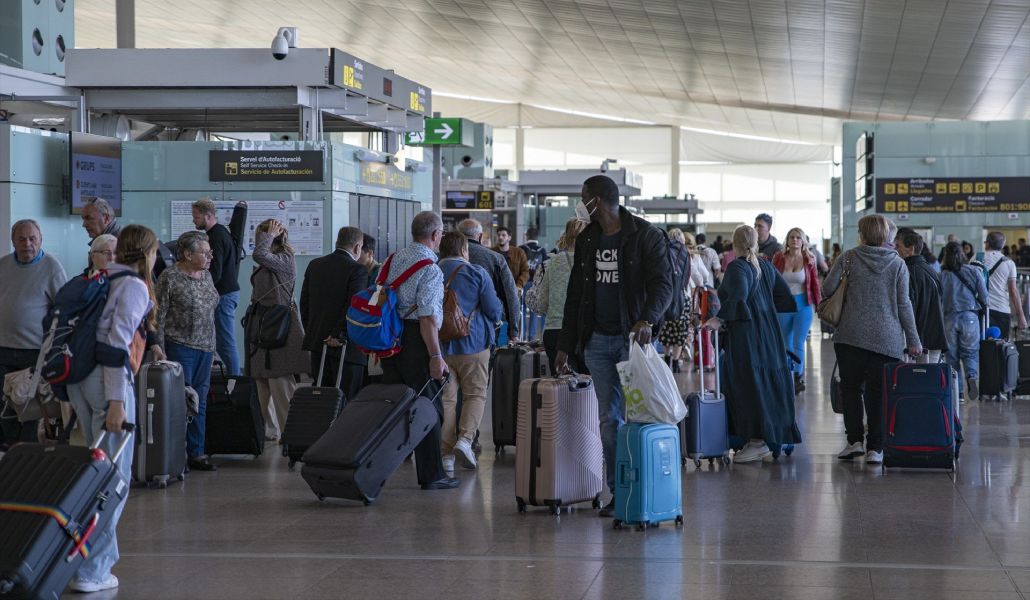 Viajeros en el Aeropuerto Josep Tarradellas Barcelona-El Prat.
