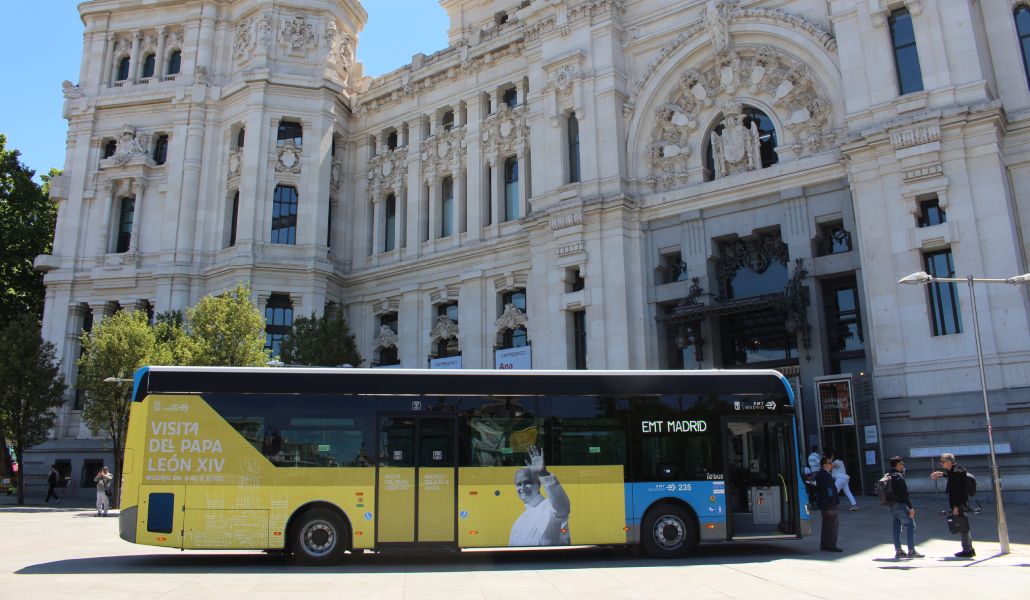 Autobús vinilado para la visita de León XIV a las puertas del Ayuntamiento de Madrid.