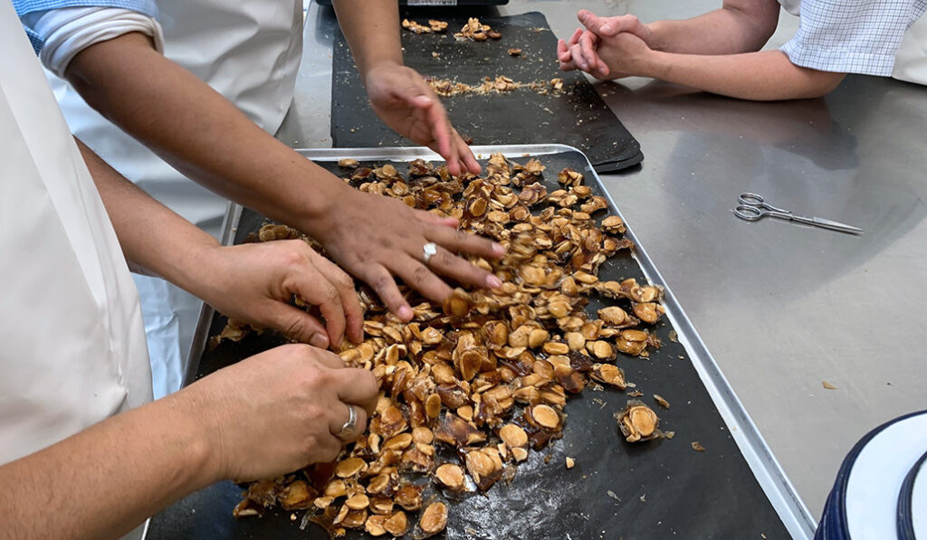 Las clarisas de Salvatierra trabajan en su obrador.
