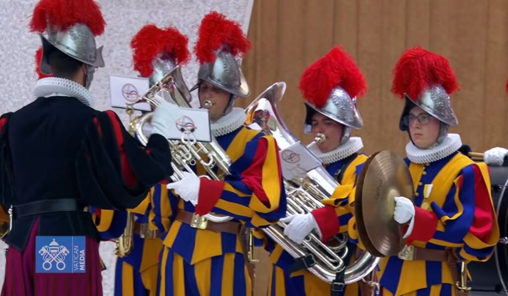 Los músicos han interpretado temas como 'Sweet Caroline', propio de los Estados Unidos natales de Robert Prevost.