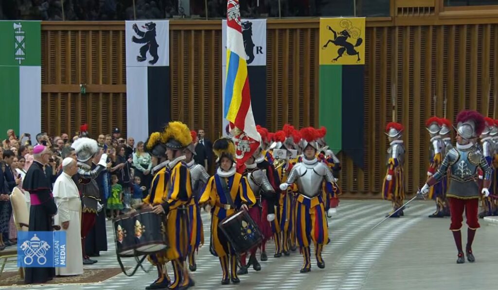 León XIV con los nuevos reclutas de la guardia suiza este miércoles en el Aula Pablo VI del Vaticano.