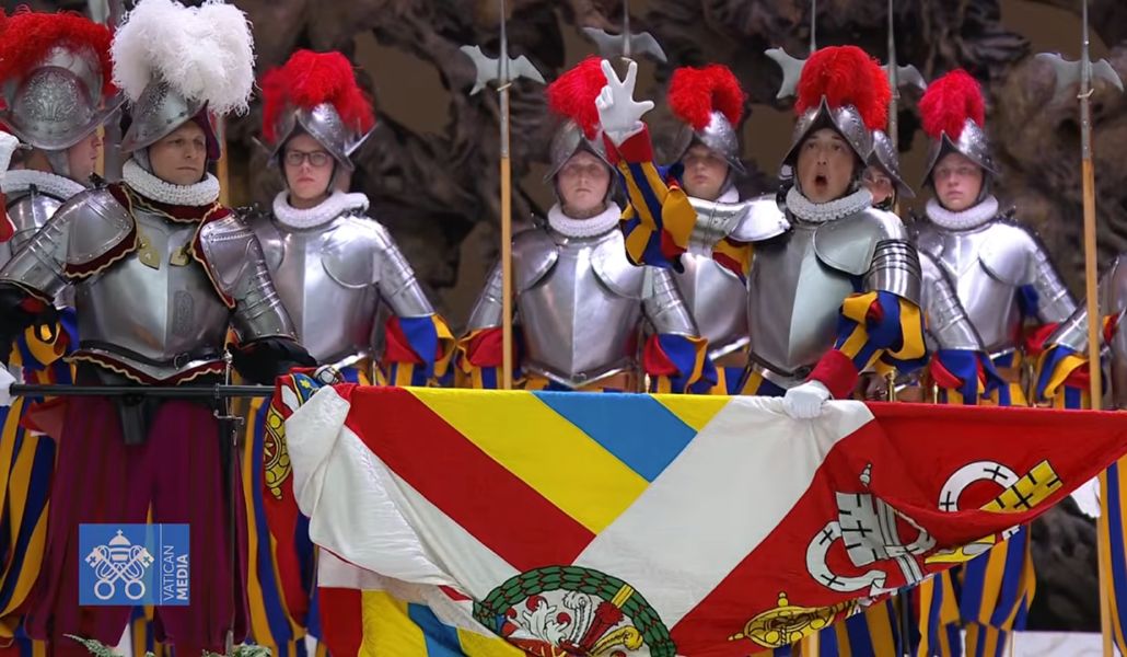 Juramento de un recluta de la guardia suiza.